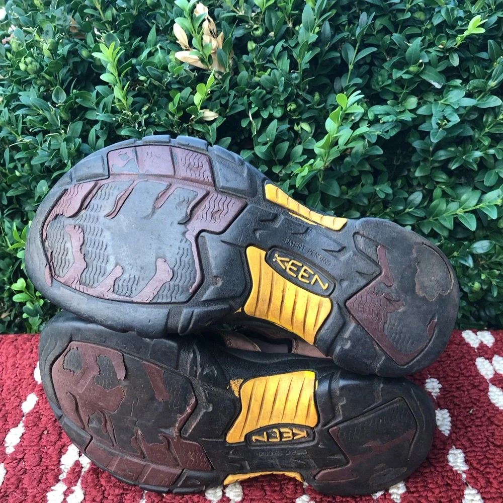 Keen Newport Men’s Brown Leather Sandals with Blue Lace Accents Size 7